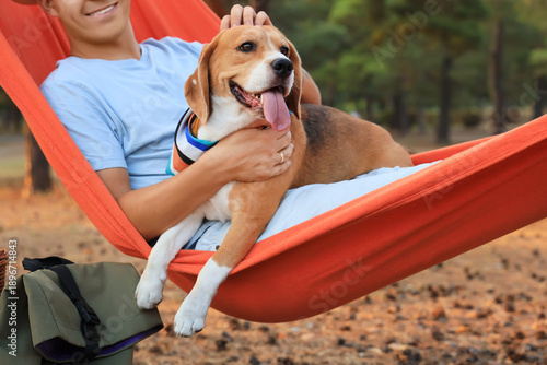Young man with Beagle dog r...