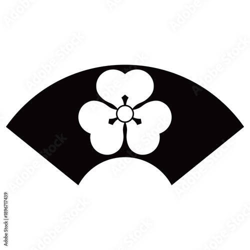 家紋です。地紙に片喰と言います。