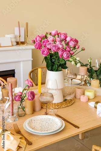Beautiful table setting wit...