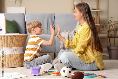 Female psychologist with li...