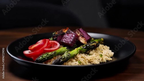 Nasi, daging,dan beberapa jenis sayuran sudah disajikan di piring di atas meja makan 