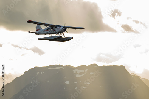 Fotografi Alaskan Float Plane Takes Off for Adventure at Dawn