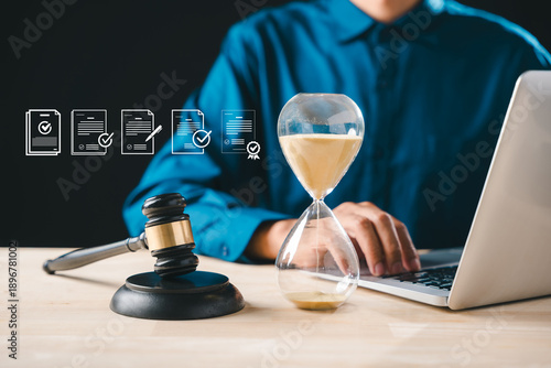 Foto Hourglass legal deadline, time running out, gavel signifies justice, law proceed