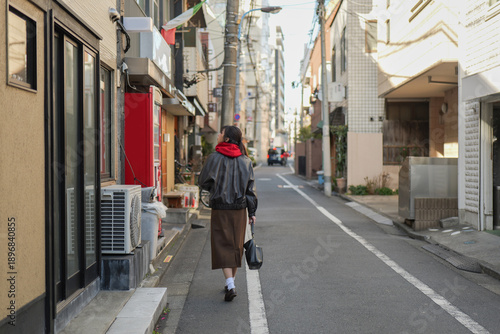 Wallpaper Mural 新宿荒木町を歩く女性の後ろ姿 Torontodigital.ca