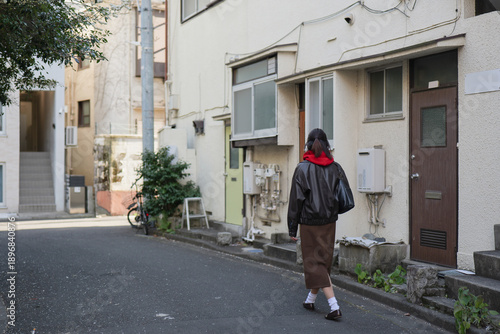 Wallpaper Mural 新宿荒木町を歩く女性の後ろ姿 Torontodigital.ca