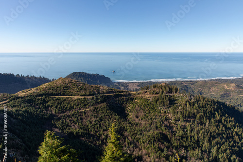 Canvas-taulu Scenic view from Angora Peak in the Oregon Coast Range overlooking coastal mountains near Cannon Beach and the Pacific Ocean with forested hills and a clear blue horizon