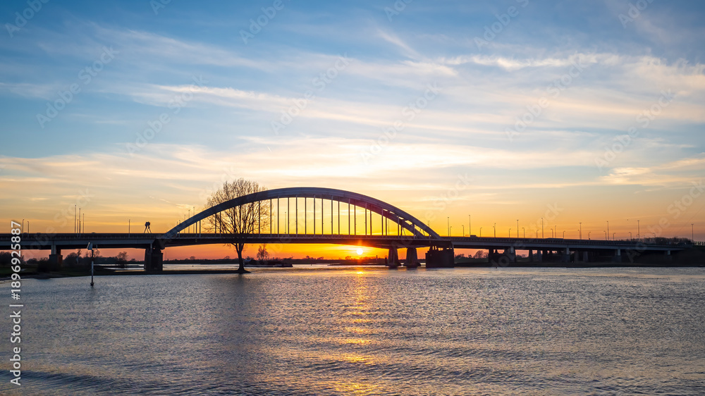 Obraz premium Lek bridge and Jan Blanken bridge at sunset in Vianen