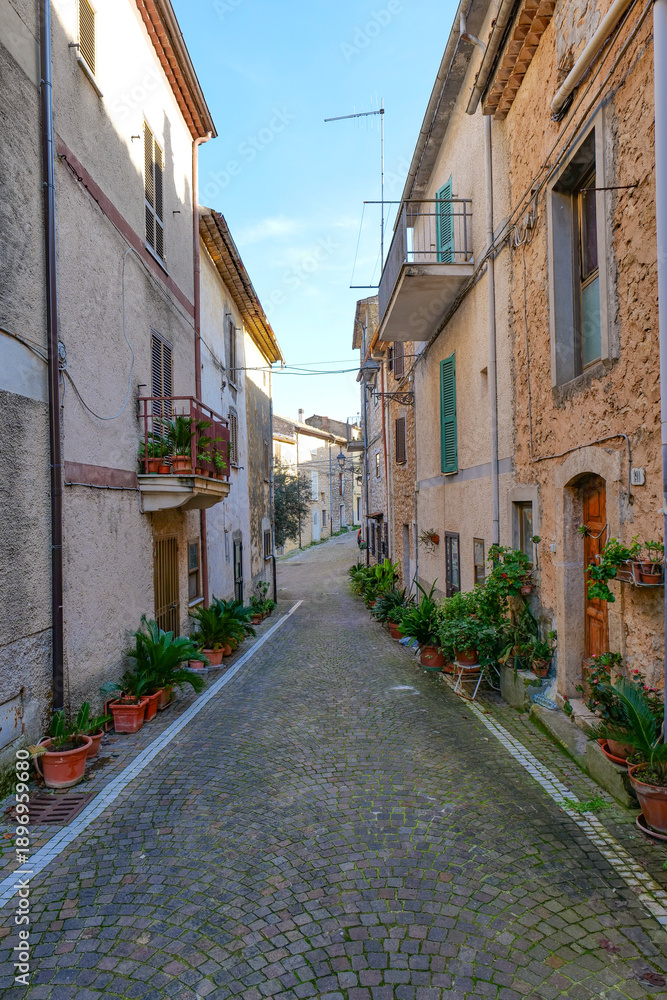 Φωτογραφία A street among the old houses of  Pisterzo, a farming village in the Lazio region, Italy