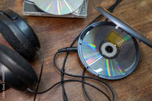 Tableau sur toile Listening to music on CDs