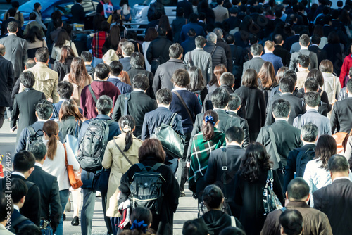 都会の朝、通勤ラッシュの人々