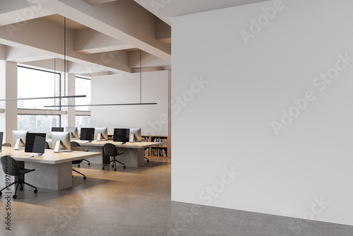 Foto Modern open office interior with blank white wall for poster mockup or design template display, featuring clean workspace layout and bright view