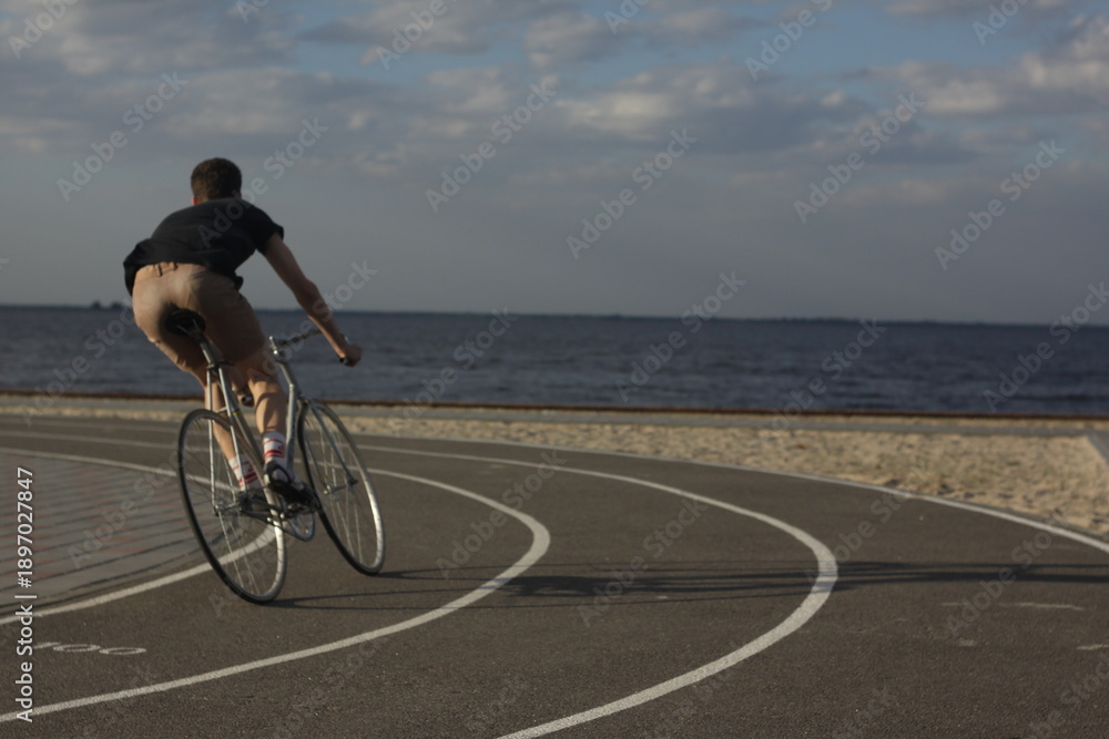 Fototapeta premium cyclist on the beach