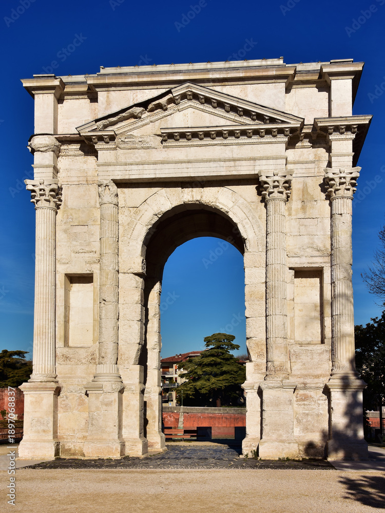 Fototapeta premium Arco dei Gavi (Gavi Arch) ancient ruins, a 1st century AD triumphal arch in the center of Verona