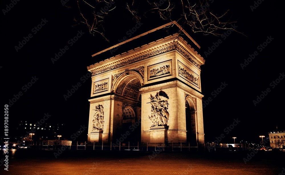 Fototapeta premium Breathtaking night view of the Arc de Triomphe in Paris.