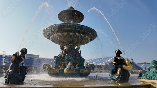 Foto Fontaine des mers at place de la concorde, ornate bronze and stone sculptures wi