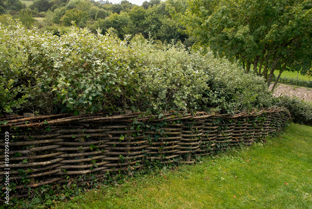 Obraz premium barriere en bois tréssé, Parc et jardin, chateau de La Roche Jagu, Ploëzal, 22, Cotes d Armor, Région Bretagne, France