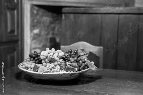 Wallpaper Mural Natura morta in bianco e nero con grappoli d’uva su tavolo rustico Torontodigital.ca