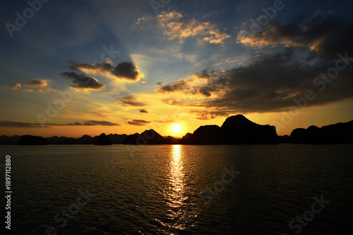 Fotografie ベトナム、世界遺産ハロン湾の夕日