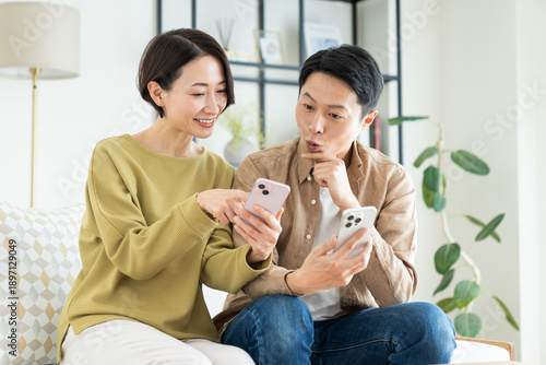 Tableau sur toile リビングでスマホを使うミドルの夫婦
