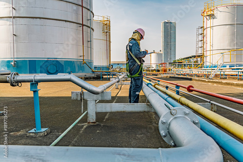 Foto Production operator tank pipeline oil and gas wellhead remote platform to contro
