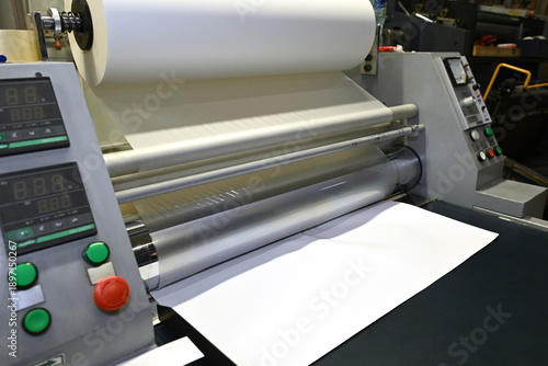 Obraz na plátne Work behind the laminator in the production shop of the printing house
