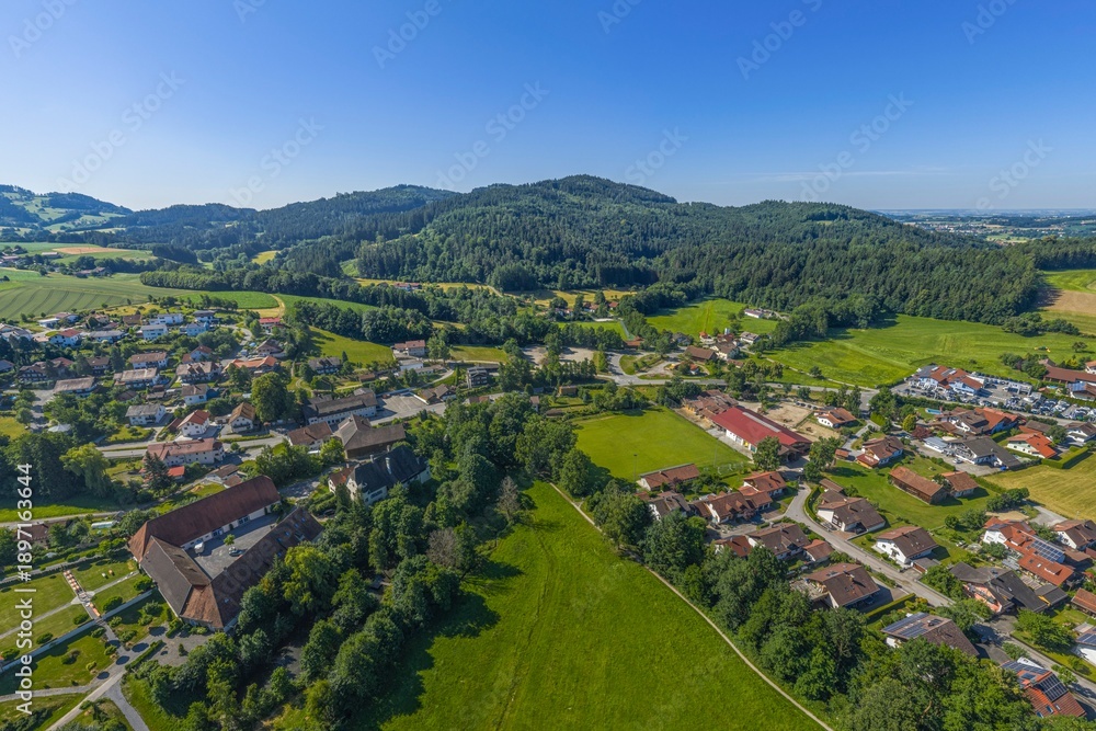 Fototapeta premium Ausblick auf den Vorderen Bayerischen Wald rund um Neukirchen im Kreis Straubing-Bogen