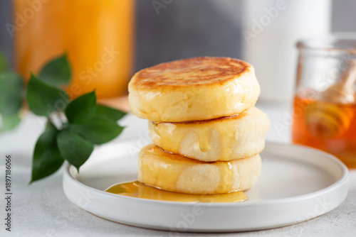 Bild auf Leinwand Syrniki, cottage cheese fritters on grey plate