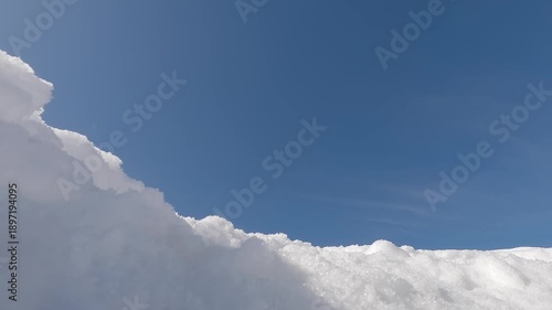 地面に置いたカメラに雪がかかる様子