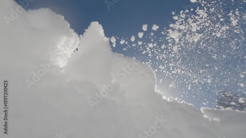 地面に置いたカメラに雪がかかる様子