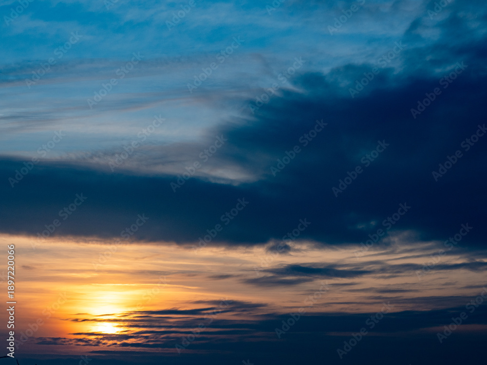 Fototapeta premium Sonnenuntergang bei stark bewölktem Himmel