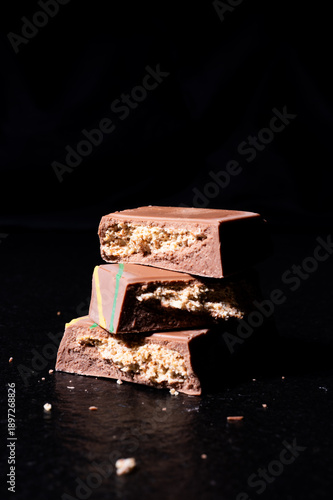 Schokolade. Tafelschokolade. Dubai Schokolade. Süßspeise mit dunklem Hintergrund