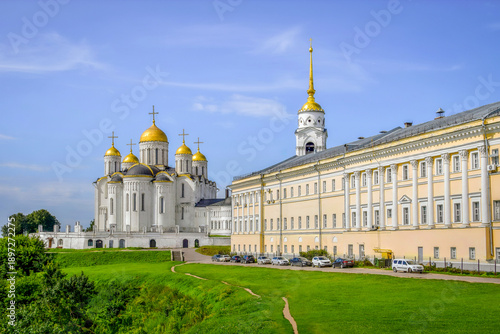 Foto Chambers Museum building with the Assumption Cathedral in Vladimir, Vladimir reg