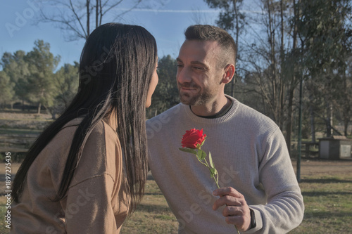 Fotografie A couple in love sit in a park