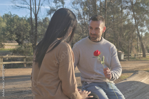 Canvas Print A couple in love sit in a park