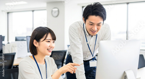 Obraz w ramie オフィスで相談する男女の会社員 パソコン操作 笑顔 打ち合わせ 教育 指導 上司 部下 日本人