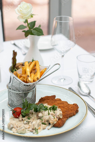 Schnitzel auf weißem Tisch, Nahaufnahme
