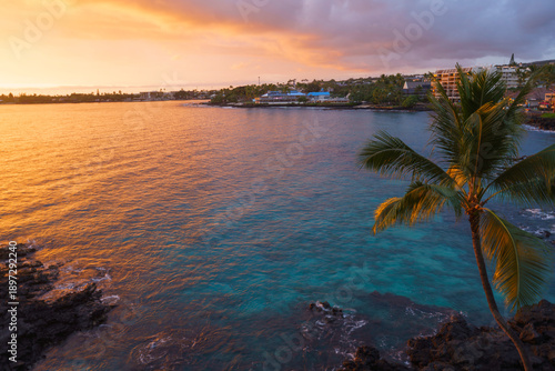ハワイ島　カイルアコナ　夕暮れの海