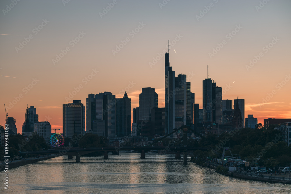 Obraz premium Frankfurter Skyline im Herbst mit Riesenrad beim Sonnenuntergang