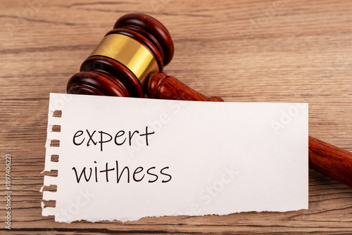Quadro su tela Judge gavel with expert witness text, courtroom testimony, legal trial and justice concept