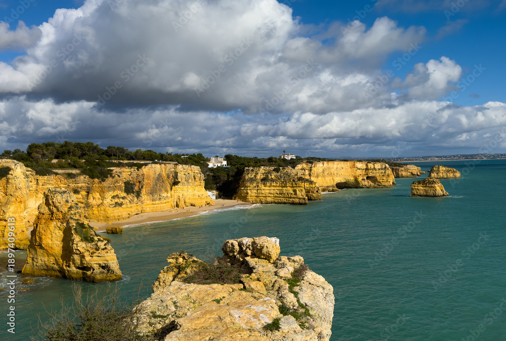 Obraz premium Beautiful natural limestone arch near Praia da Marinha in Lagoa, Portugal