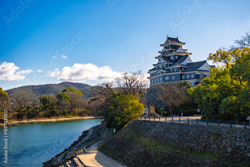 岡山市 青空の下の岡山城天守閣と旭川の風景