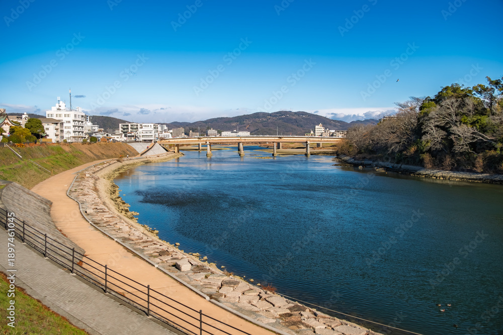 Naklejka premium 岡山市 旭川河川敷の遊歩道「旭川おしろみち」と鶴見橋の風景
