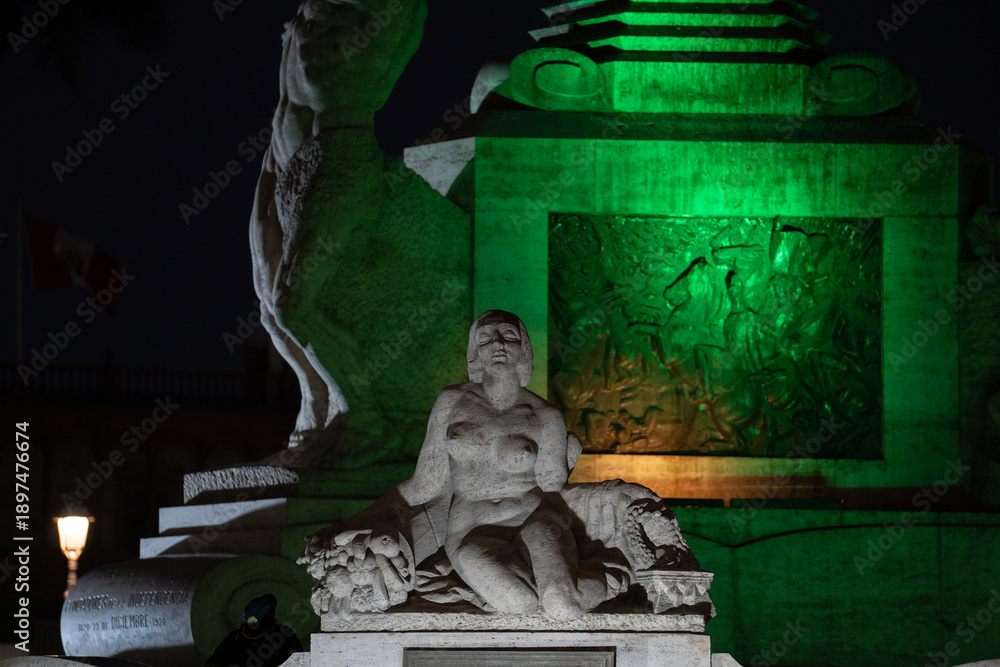 Obraz premium Estatua de mujer desnuda en monumento de la plaza mayor de Trujillo - Perú