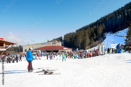 Quadro su tela BANSKO, BULGARIA - FEBRAURY 22, 2024: people skiing on alpine skis in mountains in ski resort Bansko