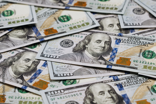 Φωτογραφία Close-up view of multiple hundred-dollar bills stacked together, showcasing intr