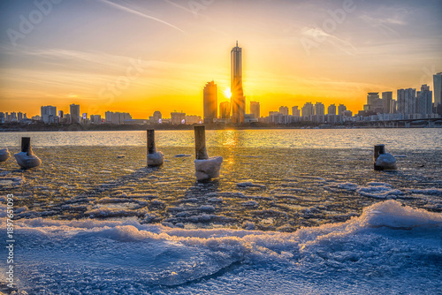 Cuadro en lienzo A winter sunset view from the Sunset 63 building on the frozen Han River in Seoul, South Korea