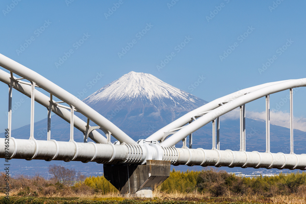 Fototapeta premium 水管橋のアーチに縁取られた富士山（額縁構図）