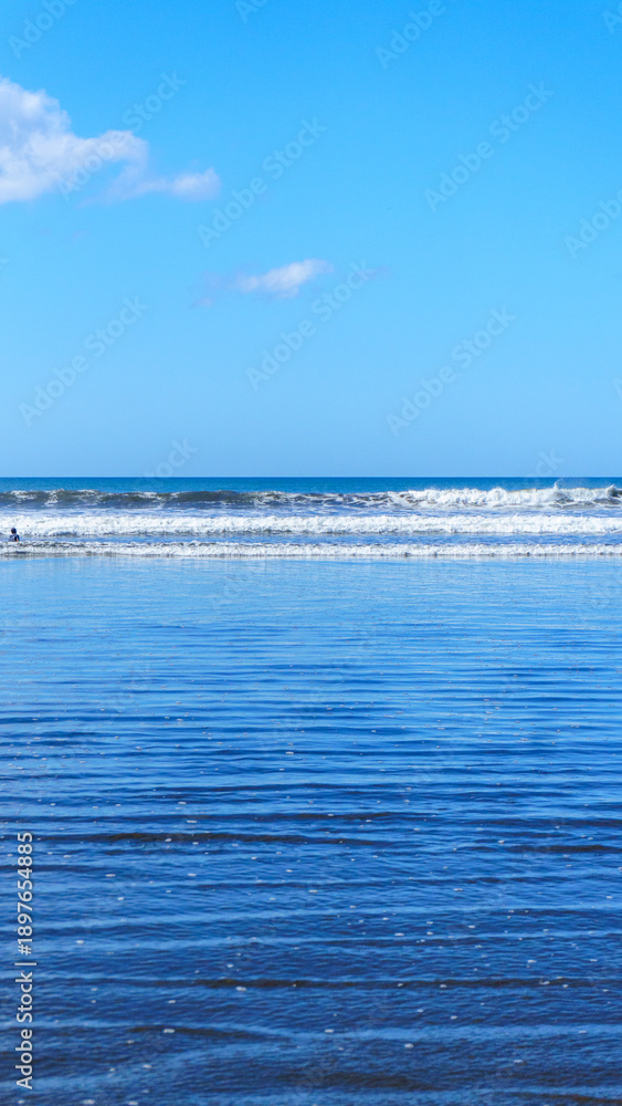 Obraz premium arena y el mar con un cielo azul en un dia caluroso de verano