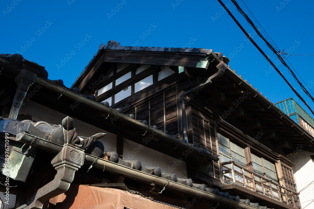 Fototapeta premium 日本の瓦屋根の和風建築、木造建築の２階部分