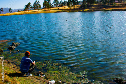 Persona disfrutando en la altura de laguna puquio, Peru.